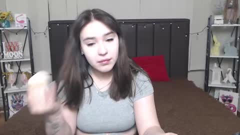 Snapshot of laurahlot chatting on 02/02/25, 06:42 LauraHlot online show from 02/02/25, 06:42