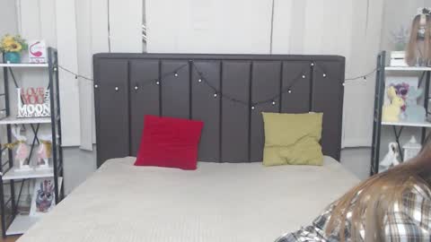 Snapshot of laurahlot chatting on 10/19/25, 05:52 LauraHlot online show from 10/19/25, 05:52