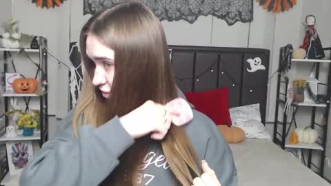 Snapshot of laurahlot chatting on 11/15/25, 07:10 LauraHlot online show from 11/15/25, 07:10