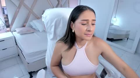 Snapshot of lauraklark chatting on 10/30/25, 01:45 laura online show from 10/30/25, 01:45