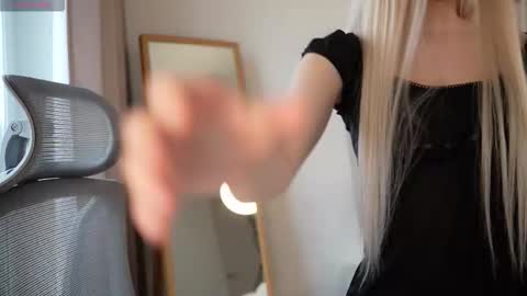 Laura online show from 11/06/25, 07:53