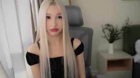 Laura online show from 11/08/25, 08:03