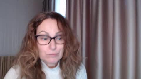 Lauraoven1 online show from 11/12/25, 10:04