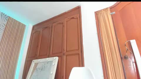 Snapshot of laurarossi_nova chatting on 09/23/25, 02:20 Laura online show from 09/23/25, 02:20