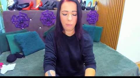 Snapshot of laurasinfull chatting on 10/27/25, 04:49 Laura online show from 10/27/25, 04:49