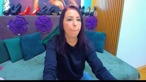 Snapshot of laurasinfull chatting on 10/30/25, 04:25 Laura online show from 10/30/25, 04:25