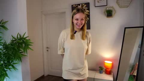 Snapshot of laurendarou chatting on 10/27/25, 11:25 Ellie  online show from 10/27/25, 11:25