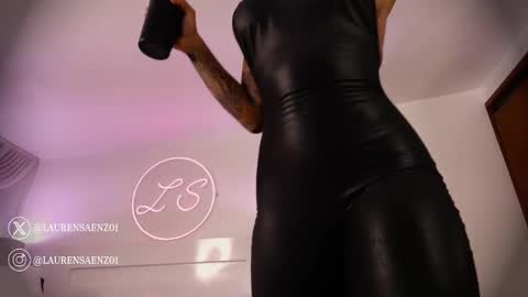 Lauren Saenz online show from 01/28/25, 08:15