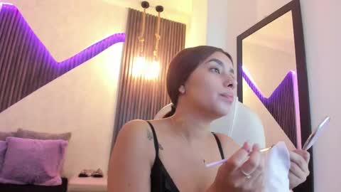 Snapshot of laurin_clauz chatting on 02/15/25, 04:45 Lau online show from 02/15/25, 04:45