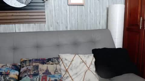 Layla online show from 11/23/25, 08:30