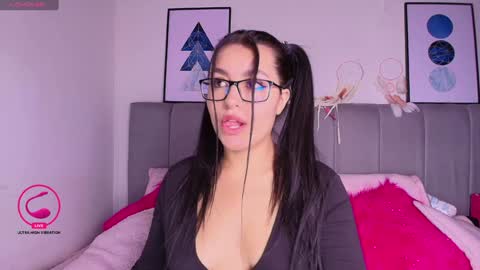 Snapshot of layla_nicols chatting on 01/18/25, 12:15 Layla online show from 01/18/25, 12:15