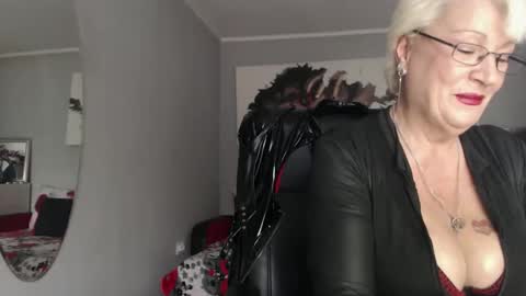 Layla online show from 10/07/25, 07:49