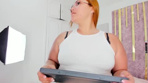 Snapshot of leahbarker chatting on 02/15/25, 09:26 Leah online show from 02/15/25, 09:26