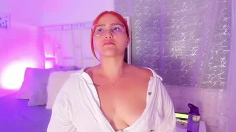 Snapshot of leahbarker chatting on 09/30/25, 02:16 Leah online show from 09/30/25, 02:16