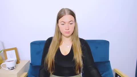 Lea online show from 11/18/25, 02:43