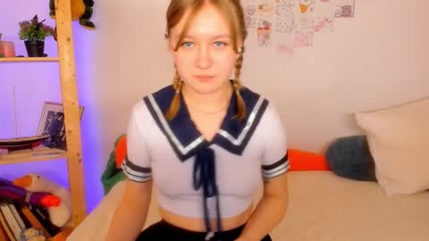 Snapshot of leazy_peasy chatting on 12/06/24, 06:15 Ellie online show from 12/06/24, 06:15