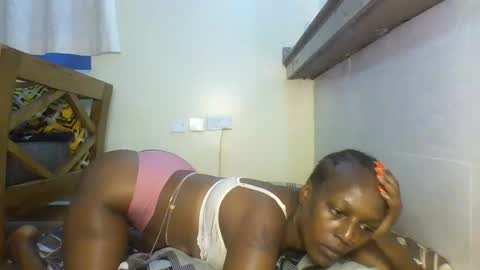 Snapshot of lee_cammie chatting on 10/17/25, 01:46 Lee cammie online show from 10/17/25, 01:46