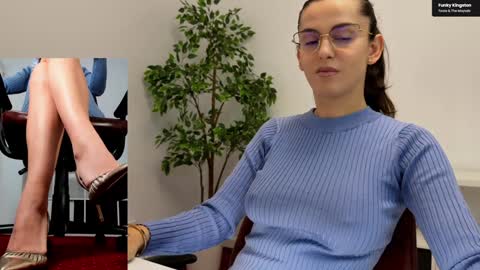 Snapshot of legswattitude chatting on 11/04/25, 08:46 Elle online show from 11/04/25, 08:46