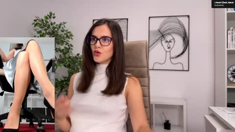 Snapshot of legswattitude chatting on 11/17/25, 10:54 Elle online show from 11/17/25, 10:54