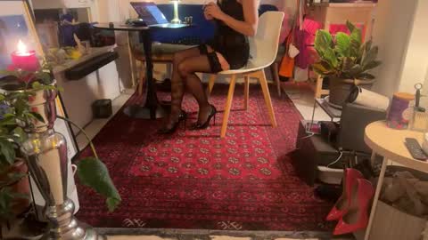 Snapshot of legsylegsinton chatting on 10/31/25, 10:00 legsylegsinton online show from 10/31/25, 10:00