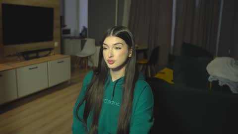 Snapshot of leila_4ever chatting on 12/10/24, 11:00 Leila online show from 12/10/24, 11:00