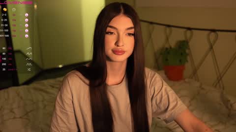 Snapshot of leila_4ever chatting on 12/13/24, 04:49 Leila online show from 12/13/24, 04:49