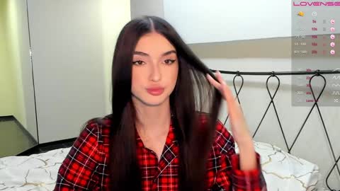 Snapshot of leila_4ever chatting on 01/27/25, 08:17 Leila online show from 01/27/25, 08:17