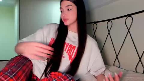 Snapshot of leila_4ever chatting on 02/13/25, 09:06 Leila online show from 02/13/25, 09:06