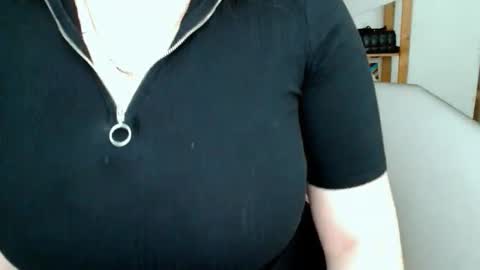 Snapshot of leila_beayte_ chatting on 09/21/25, 09:22 Leila online show from 09/21/25, 09:22