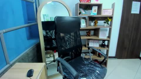 Snapshot of leilasmith_ chatting on 10/31/25, 12:28 Leila online show from 10/31/25, 12:28