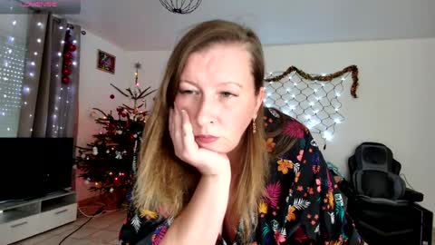 Snapshot of lelena1319 chatting on 12/19/24, 11:29 YOUR ELENA online show from 12/19/24, 11:29