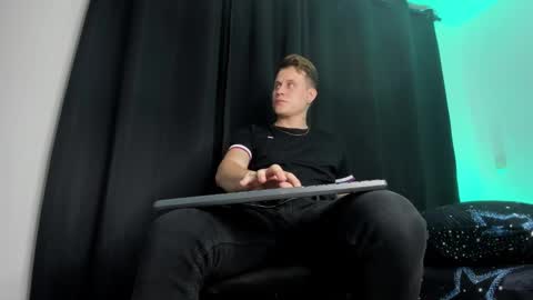 Snapshot of leo_cumming01 chatting on 02/05/25, 02:51 Yesid online show from 02/05/25, 02:51