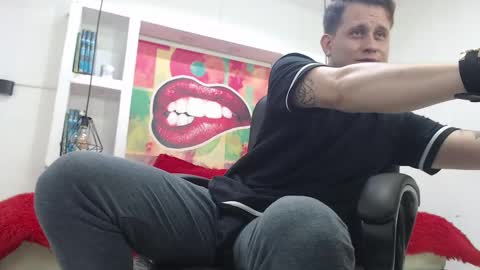 Snapshot of leo_cumming01 chatting on 02/07/25, 02:58 Yesid online show from 02/07/25, 02:58