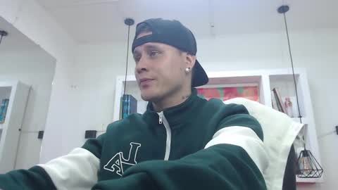 Snapshot of leo_cumming01 chatting on 02/08/25, 02:16 Yesid online show from 02/08/25, 02:16