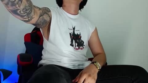 Snapshot of leo_cumming01 chatting on 11/23/25, 02:55 Yesid online show from 11/23/25, 02:55