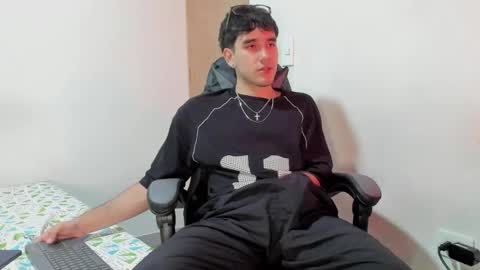 Snapshot of leo_jones389 chatting on 12/04/24, 12:08 Leo Jones online show from 12/04/24, 12:08