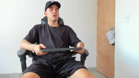 Snapshot of leo_jones389 chatting on 02/20/25, 04:03 Leo Jones online show from 02/20/25, 04:03