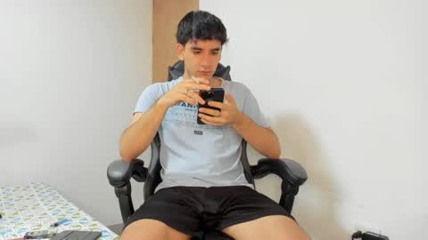 Snapshot of leo_jones389 chatting on 03/04/25, 07:43 Leo Jones online show from 03/04/25, 07:43