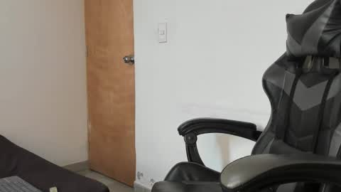 Snapshot of leo_jones389 chatting on 09/22/25, 03:03 Leo Jones online show from 09/22/25, 03:03