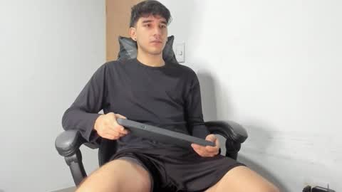 Snapshot of leo_jones389 chatting on 10/24/25, 06:21 Leo Jones online show from 10/24/25, 06:21