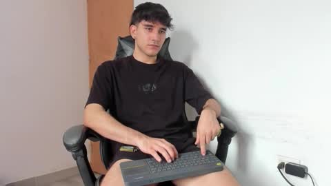 Snapshot of leo_jones389 chatting on 10/27/25, 03:27 Leo Jones online show from 10/27/25, 03:27