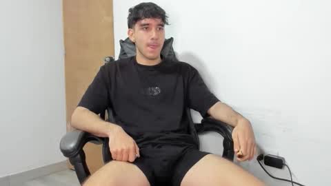 Snapshot of leo_jones389 chatting on 10/28/25, 08:40 Leo Jones online show from 10/28/25, 08:40