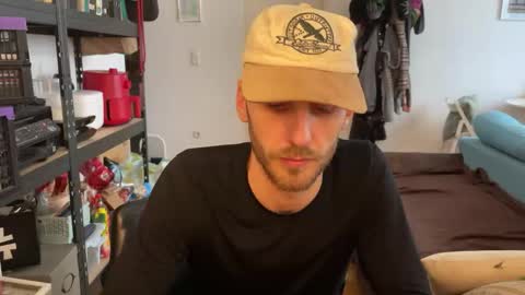 Leon online show from 11/28/25, 01:36