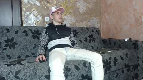 leoroman online show from 10/31/25, 01:45