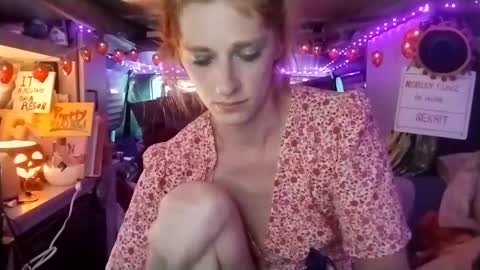 Snapshot of lesleygumgrass chatting on 10/09/25, 02:37 LesleyGumGrass- The Boring Trans girl online show from 10/09/25, 02:37