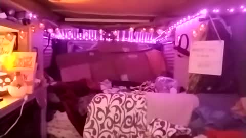 Snapshot of lesleygumgrass chatting on 10/16/25, 06:03 LesleyGumGrass- The Boring Trans girl online show from 10/16/25, 06:03