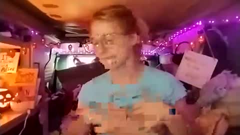 Snapshot of lesleygumgrass chatting on 10/17/25, 04:53 LesleyGumGrass- The Boring Trans girl online show from 10/17/25, 04:53