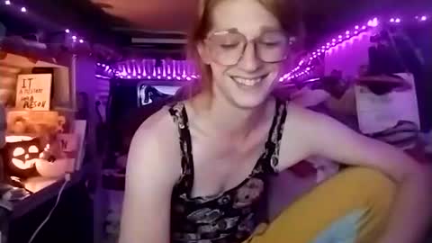 Snapshot of lesleygumgrass chatting on 10/20/25, 10:10 LesleyGumGrass- The Boring Trans girl online show from 10/20/25, 10:10