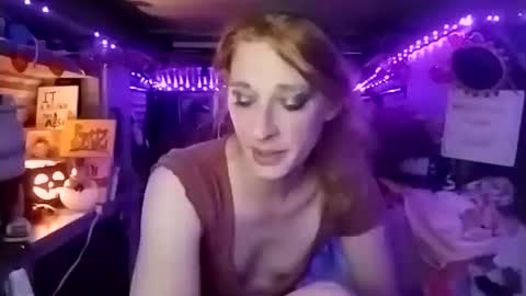 Snapshot of lesleygumgrass chatting on 10/22/25, 05:41 LesleyGumGrass- The Boring Trans girl online show from 10/22/25, 05:41