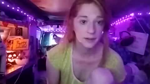 Snapshot of lesleygumgrass chatting on 10/24/25, 05:31 LesleyGumGrass- The Boring Trans girl online show from 10/24/25, 05:31